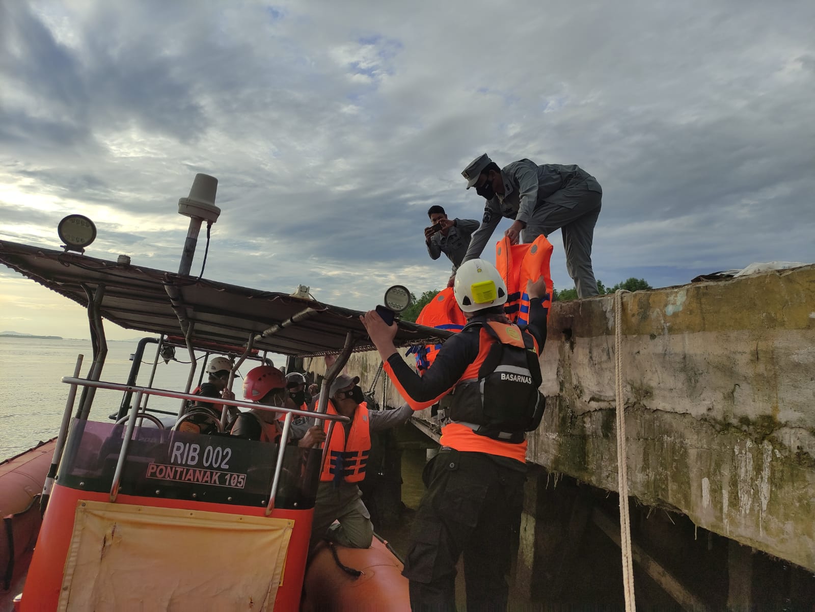 PKKL Sambas Bakamla RI selamatkan korban kapal tenggelam PKKL Sambas Bakamla RI selamatkan korban kapal tenggelam