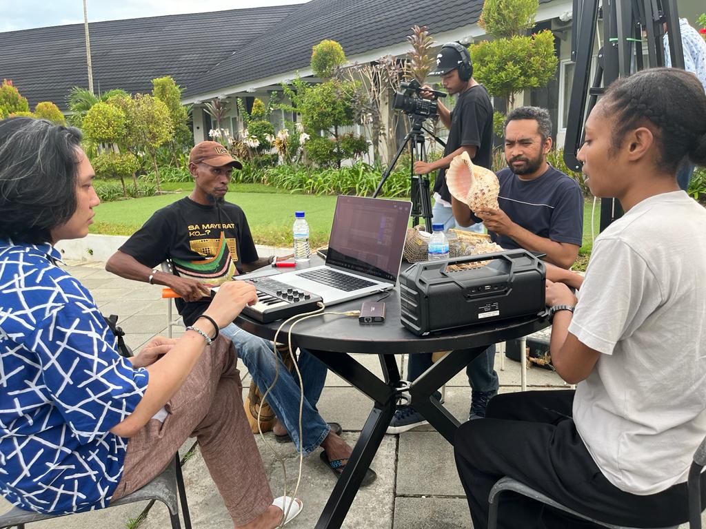 Empat musisi muda Papua kolaborasi dengan 14 musisi dari berbagai daerah di Indonesia Empat musisi muda Papua kolaborasi dengan 14 musisi dari berbagai daerah di Indonesia