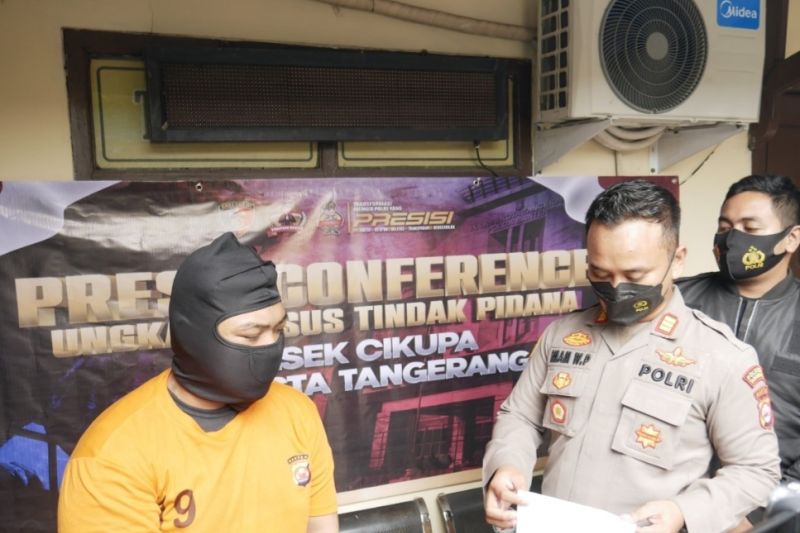 Polisi ringkus pencuri uang kotak amal saat sembunyi di minimarket Polisi ringkus pencuri uang kotak amal saat sembunyi di minimarket