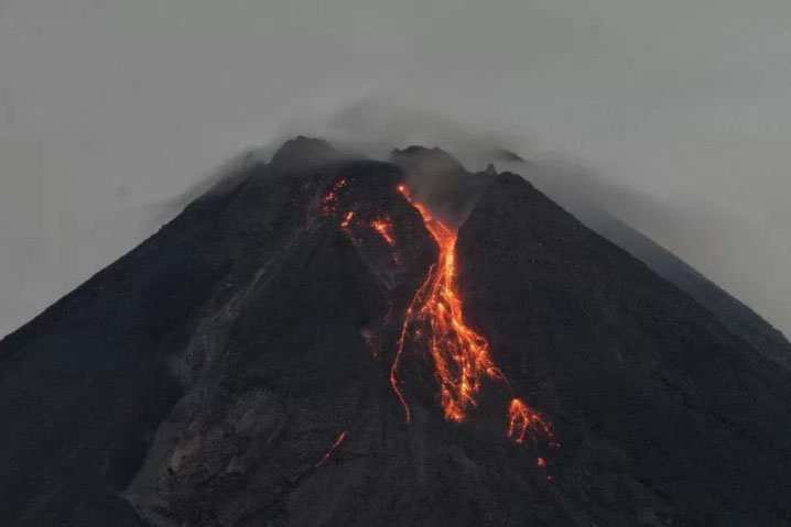 Gunung Merapi luncurkan guguran lava pijar sejauh 1.800 meter Gunung Merapi luncurkan guguran lava pijar sejauh 1.800 meter