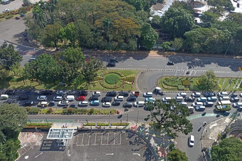 Polisi buka jalan di sekitar Monas usai pelantikan perwira TNI-Polri Polisi buka jalan di sekitar Monas usai pelantikan perwira TNI-Polri