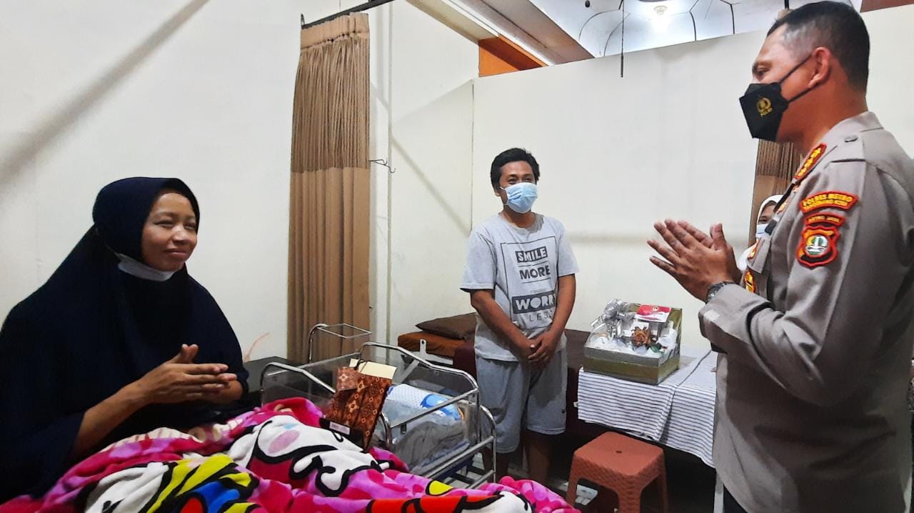Lahir di Hari Bhayangkara, tiga bayi di Kota Tangerang dapat kejutan dari Kapolres Lahir di Hari Bhayangkara, tiga bayi di Kota Tangerang dapat kejutan dari Kapolres