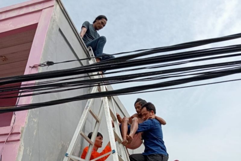Warga Kabupaten Tangerang tersengat listrik saat perbaiki atap rumah Warga Kabupaten Tangerang tersengat listrik saat perbaiki atap rumah