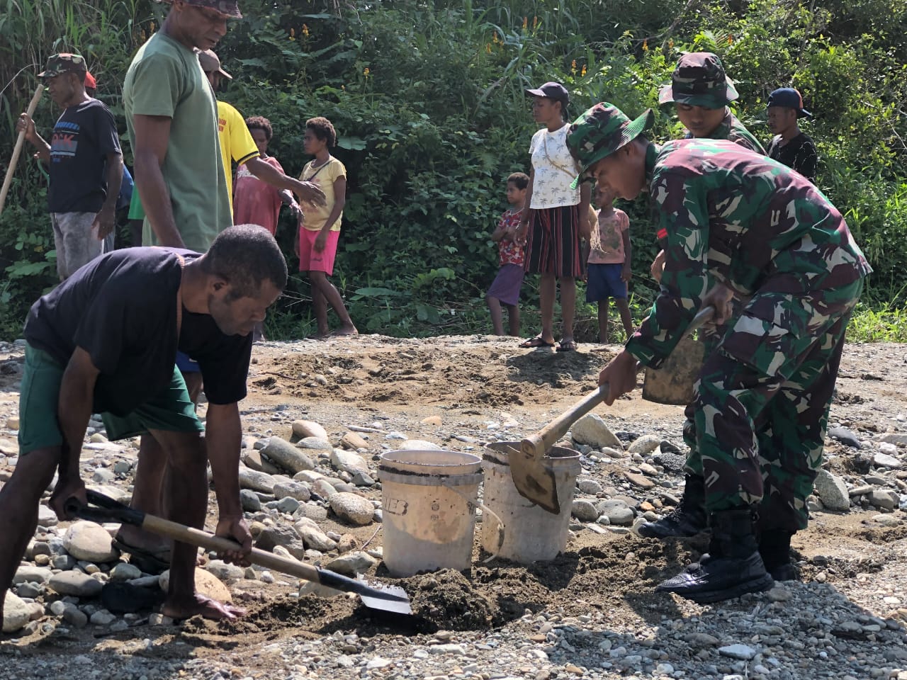 Bersihkan irigasi, Satgas Yonif 126/Kala Cakti aliri air ke kebun warga Bersihkan irigasi, Satgas Yonif 126/Kala Cakti aliri air ke kebun warga
