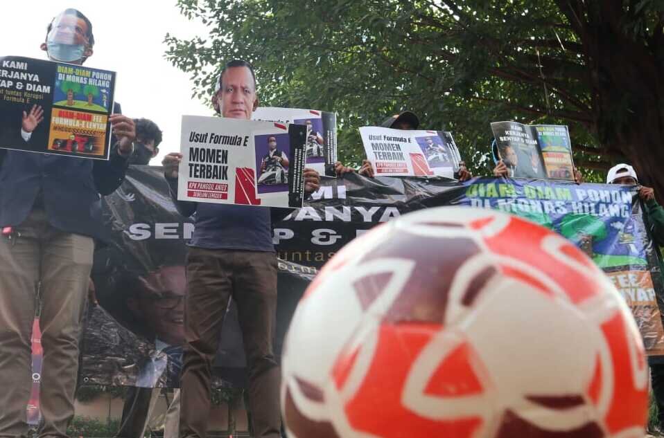 Sambil main bola, massa minta KPK serius tuntaskan kasus Formula E Sambil main bola, massa minta KPK serius tuntaskan kasus Formula E