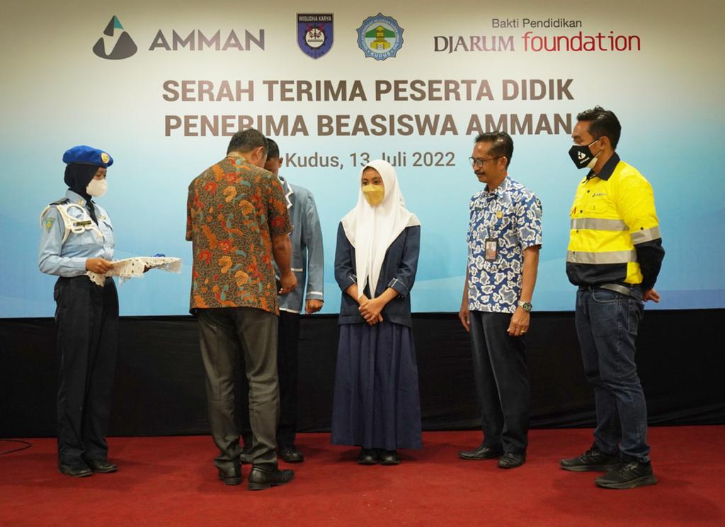 68 pelajar Sumbawa Barat terima beasiswa pendidikan SMK di Kudus 68 pelajar Sumbawa Barat terima beasiswa pendidikan SMK di Kudus