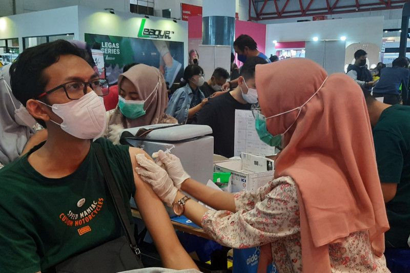 Pengunjung serbu sentral vaksinasi di Pekan Raya Jakarta Pengunjung serbu sentral vaksinasi di Pekan Raya Jakarta
