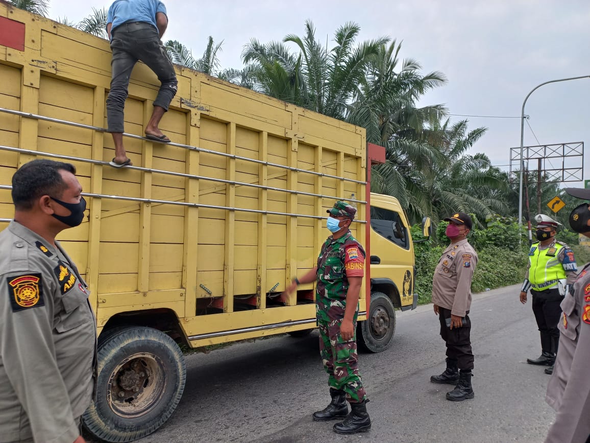 Cegah PMK, Polres Langkat dan Polres Aceh Tamiang lakukan penyekatan di perbatasan