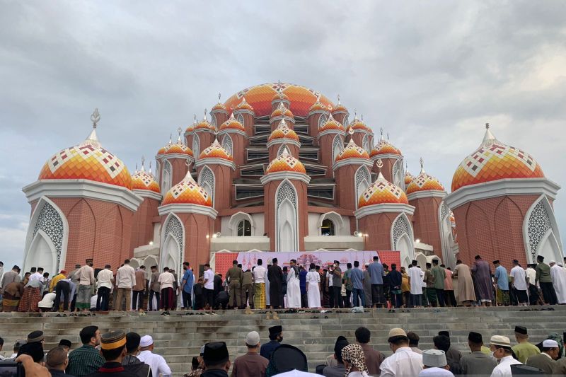 Warga padati Salat Iduladha di Masjid 99 Kubah Warga padati Salat Iduladha di Masjid 99 Kubah