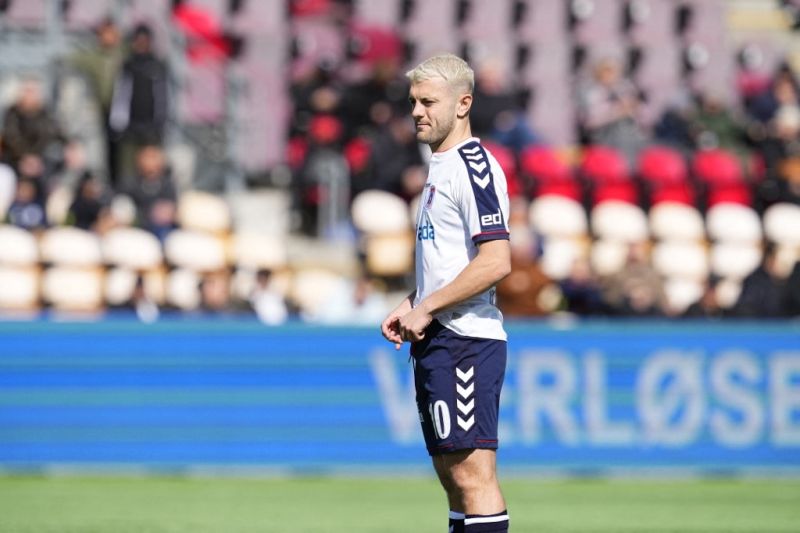 Jack Wilshere tangani Arsenal U-18 Jack Wilshere tangani Arsenal U-18