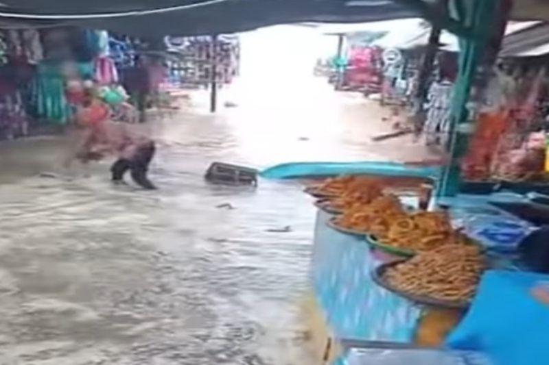 Belasan lapak di pantai Gunung Kidul rusak dihantam gelombang Belasan lapak di pantai Gunung Kidul rusak dihantam gelombang