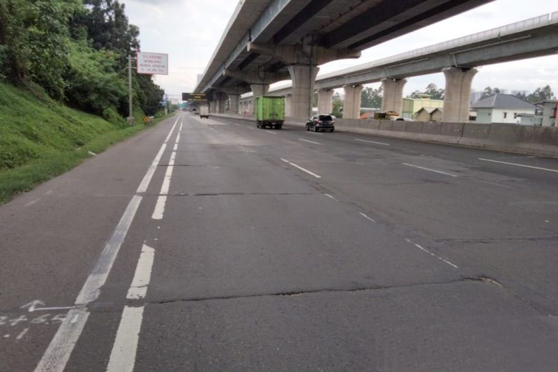 Tiga titik Jalan Tol Jakarta-Cikampek direkonstruksi Tiga titik Jalan Tol Jakarta-Cikampek direkonstruksi