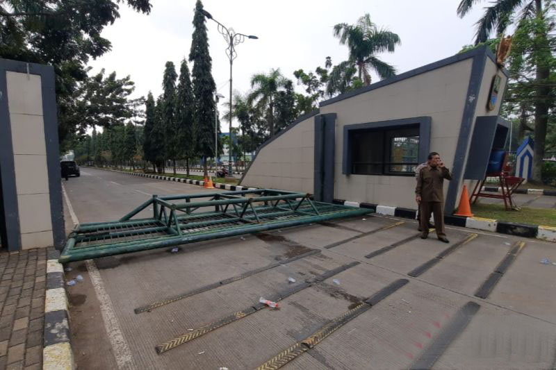 Polisi bubarkan unjuk rasa berujung ricuh di Bekasi Polisi bubarkan unjuk rasa berujung ricuh di Bekasi