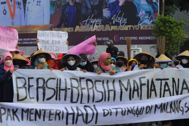 Puluhan perempuan Malang Sari tuntut hak kepemilikan tanahnya Puluhan perempuan Malang Sari tuntut hak kepemilikan tanahnya