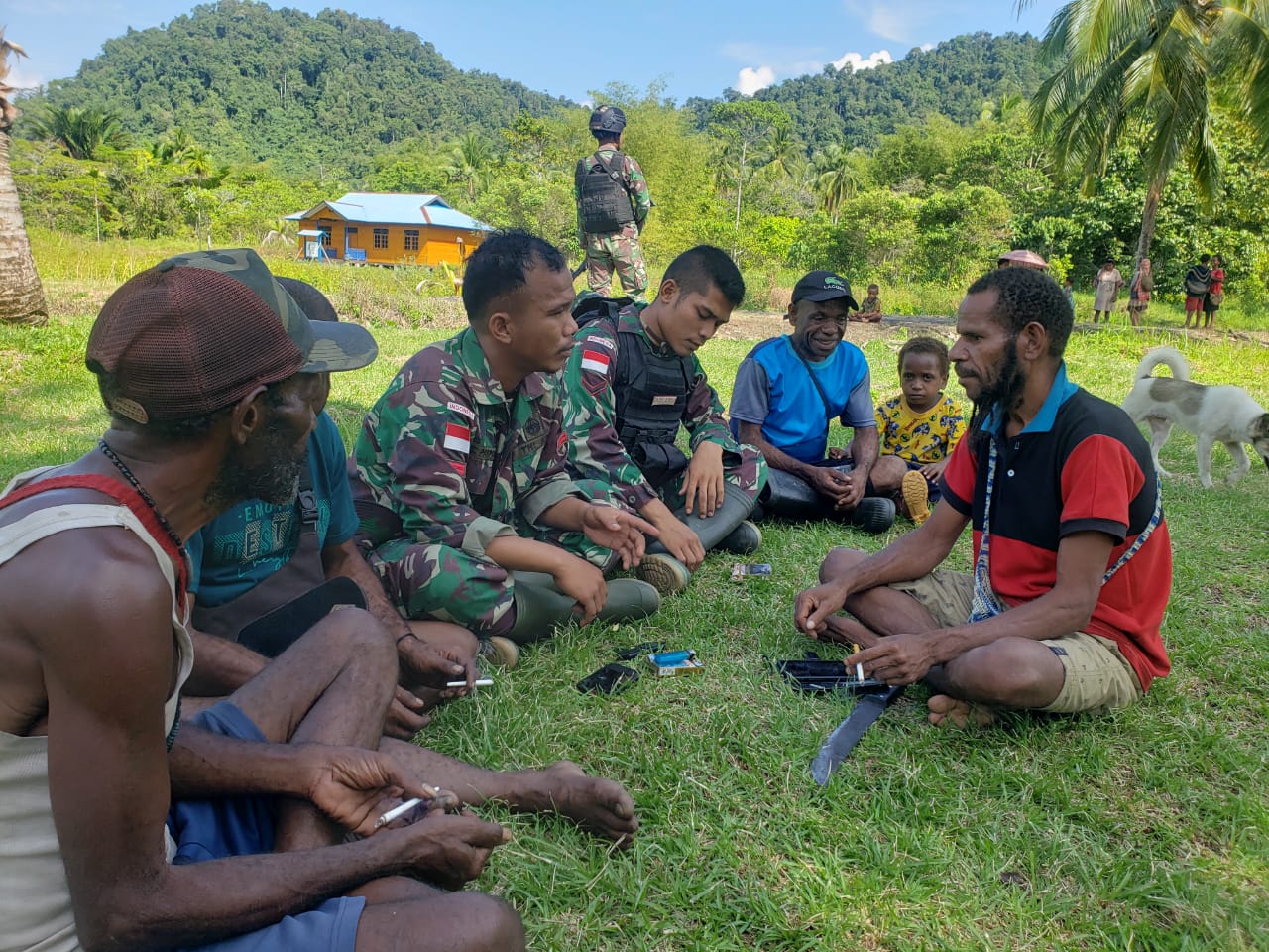 Satgas Pamtas Yonif 126/KC laksanakan komsos yang humanis di Papua Satgas Pamtas Yonif 126/KC laksanakan komsos yang humanis di Papua