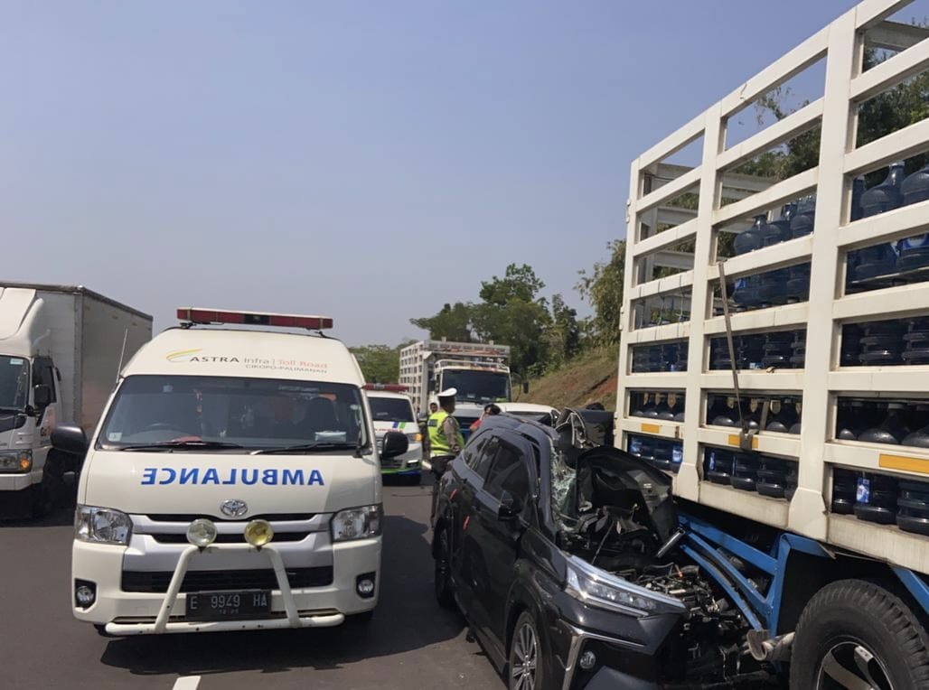 Diduga supir mengantuk, minibus tabrak truk Hino di Tol Cipali, 1 tewas