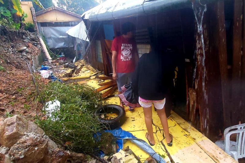 1.153 keluarga terdampak banjir dan tanah longsor di Ambon 1.153 keluarga terdampak banjir dan tanah longsor di Ambon