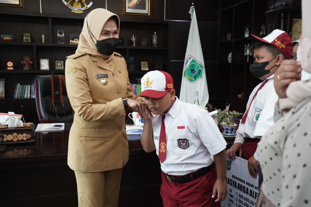 Wali Kota Batu serahkan santunan peserta JKK dan bea siswa dari BPJS Ketenagakerjaan Wali Kota Batu serahkan santunan peserta JKK dan bea siswa dari BPJS Ketenagakerjaan