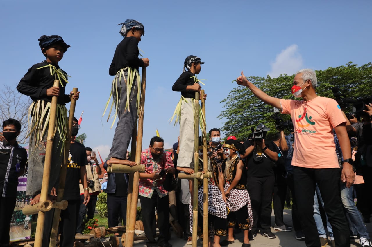 Naik egrang, Diki minta hadiah buku pada Ganjar Naik egrang, Diki minta hadiah buku pada Ganjar