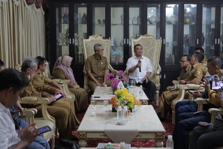 Wali Kota ajak insan media Ngobeng di HUT ke-653 Cirebon Wali Kota ajak insan media Ngobeng di HUT ke-653 Cirebon