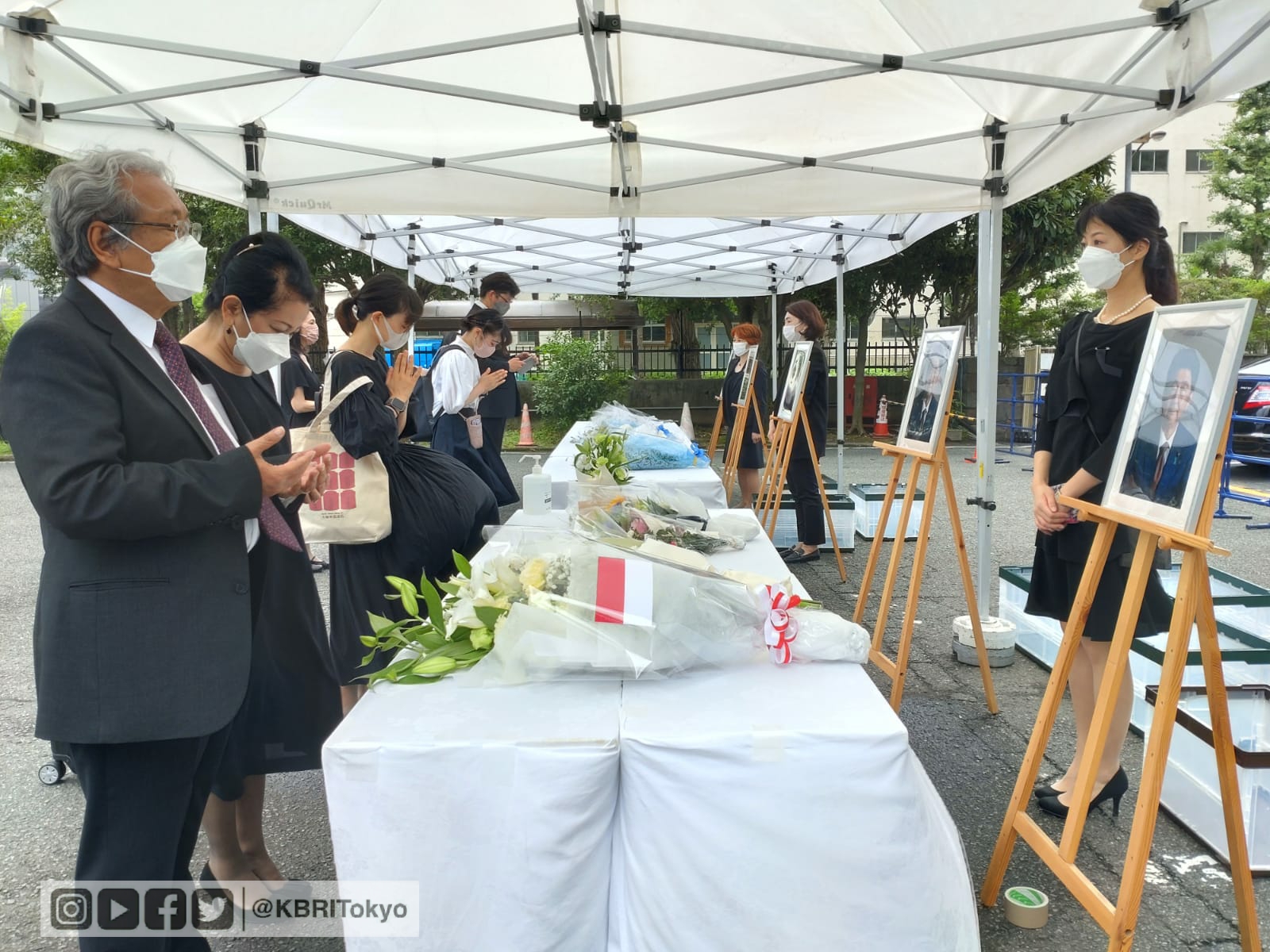 Dubes Heri dan istri sampaikan bunga dukacita atas meninggalnya mantan PM Shinzo Abe Dubes Heri dan istri sampaikan bunga dukacita atas meninggalnya mantan PM Shinzo Abe