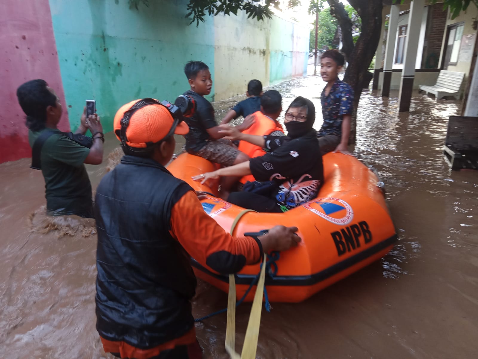 Tim Gabungan Pemprov Jateng gerak cepat atasi banjir bandang di Pati Tim Gabungan Pemprov Jateng gerak cepat atasi banjir bandang di Pati