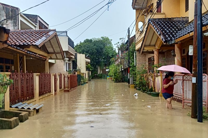 Warga bantaran Kali Bekasi dievakuasi karena luapan sungai