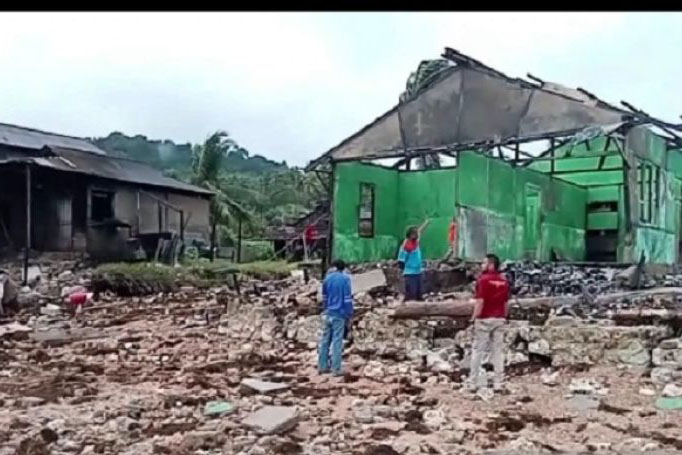 Belasan rumah warga Kepulauan Tanimbar rusak akibat abrasi Belasan rumah warga Kepulauan Tanimbar rusak akibat abrasi