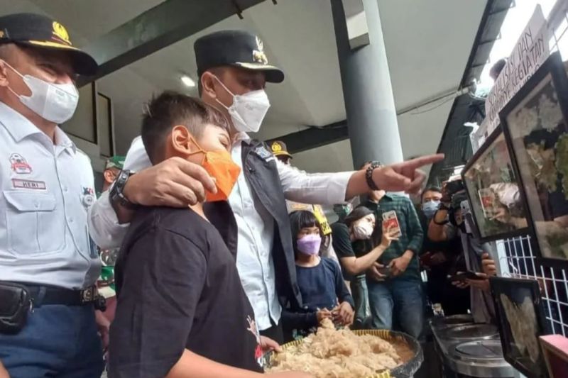 Bhre Bhawana, Siswa SD ubah puntung rokok jadi lukisan dan kerajinan