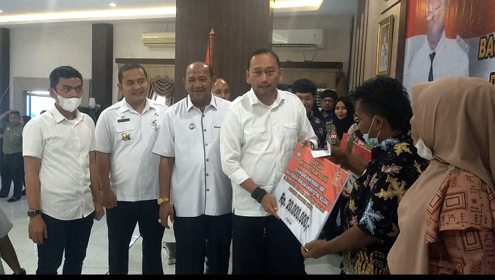 Korban bencana puting beliung di Kabupaten Langkat terima BBR dari Kemensos Korban bencana puting beliung di Kabupaten Langkat terima BBR dari Kemensos