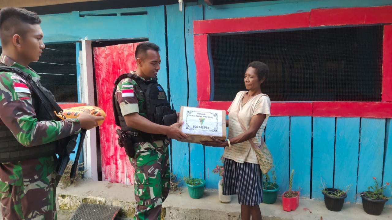Satgas Yonif 126/KC berbagi di wilayah perbatasan Papua