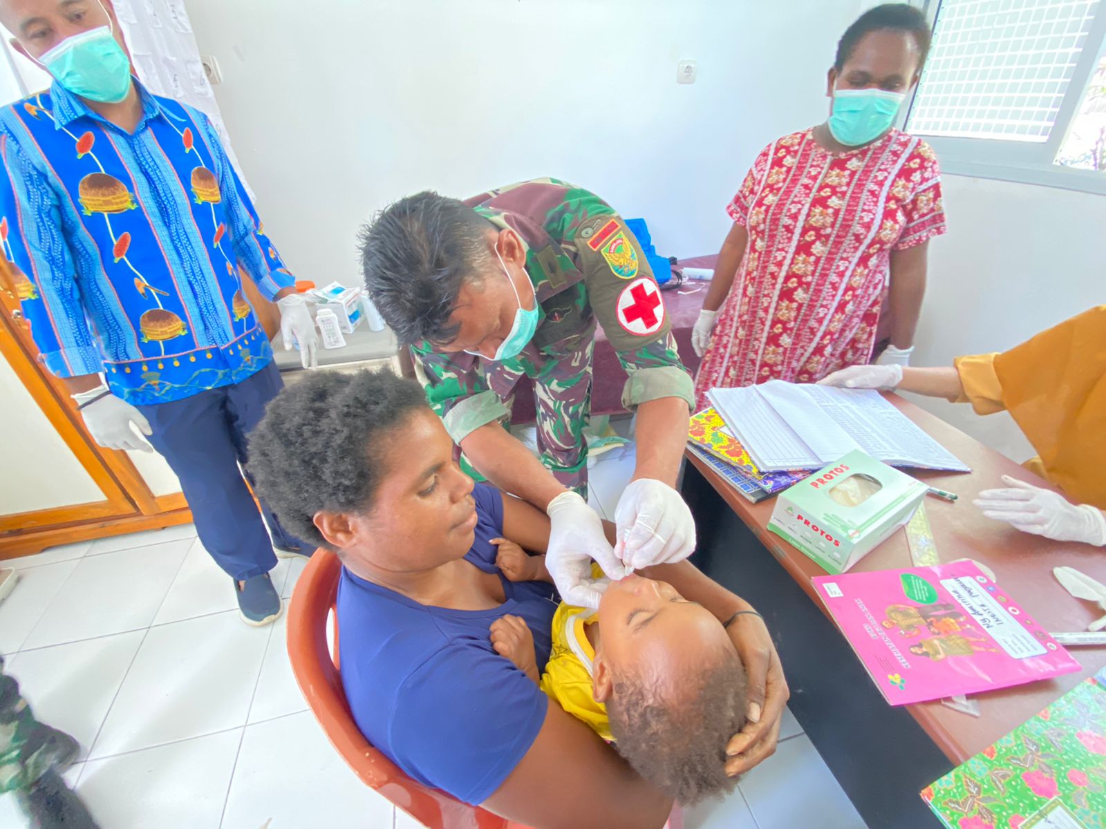 Sehatkan anak-anak di Papua, Satgas Pamtas TNI dan Puskesmas Kelila lakukan imunisasi rutin Sehatkan anak-anak di Papua, Satgas Pamtas TNI dan Puskesmas Kelila lakukan imunisasi rutin