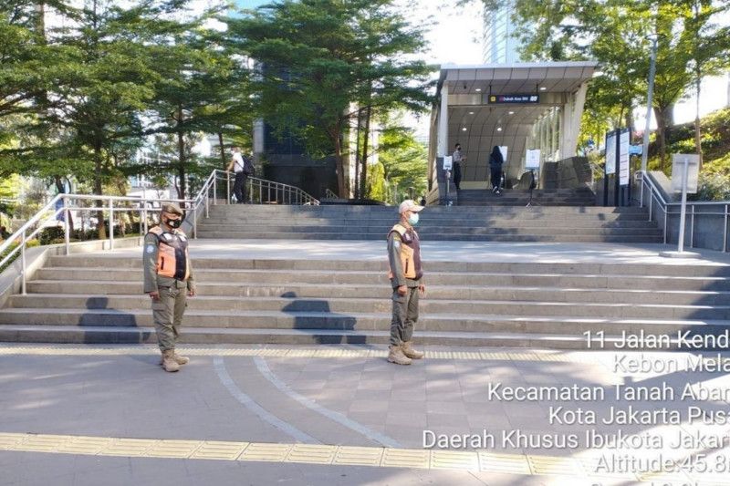 Satpol PP DKI terapkan sanksi sosial jaga kebersihan di Sudirman Satpol PP DKI terapkan sanksi sosial jaga kebersihan di Sudirman