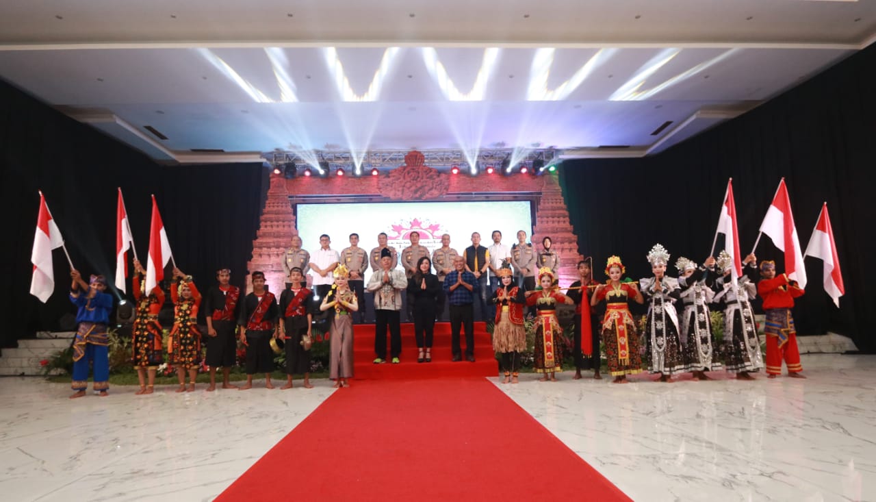 Polda Jatim gelar Harmoni Nusantara Jatim 2022 Polda Jatim gelar Harmoni Nusantara Jatim 2022