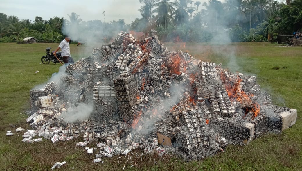 Bea Cukai Lhokseumawe dan Kejari Aceh Utara musnahkan rokok ilegal Bea Cukai Lhokseumawe dan Kejari Aceh Utara musnahkan rokok ilegal