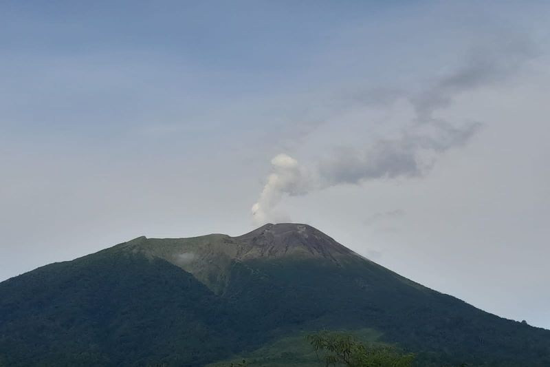 Gunung Gamalama mengeluarkan asap putih Gunung Gamalama mengeluarkan asap putih