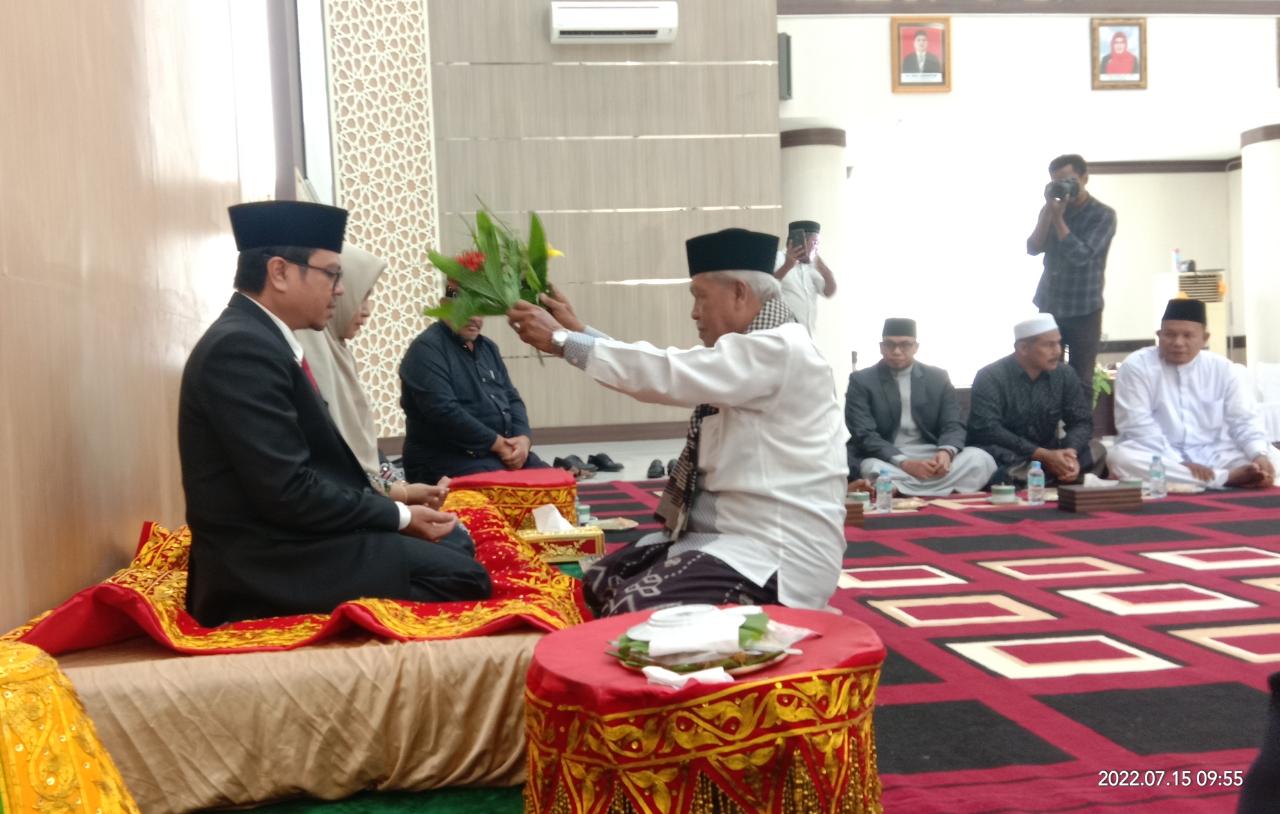 Sambut Pj Bupati Azwardi Abdullah, DPRK Aceh Utara gelar adat <i>Peusijuek</i>