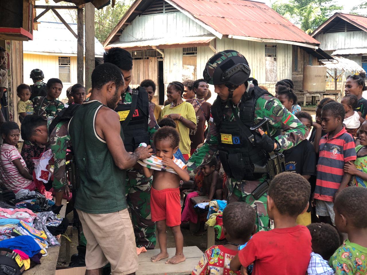 Peduli sesama, Satgas Pamtas Yonif 126/KC bagikan baju untuk anak Papua Peduli sesama, Satgas Pamtas Yonif 126/KC bagikan baju untuk anak Papua
