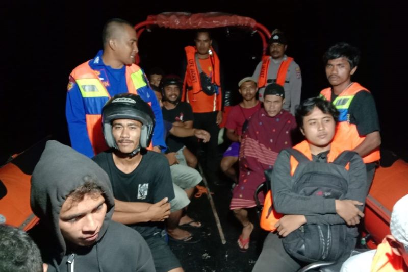 Tim SAR evakuasi 13 penumpang KM Karmila dari perairan Pulau Kambing Tim SAR evakuasi 13 penumpang KM Karmila dari perairan Pulau Kambing