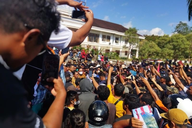 Warga Manggarai Barat protes kenaikan harga tiket ke Pulau Komodo