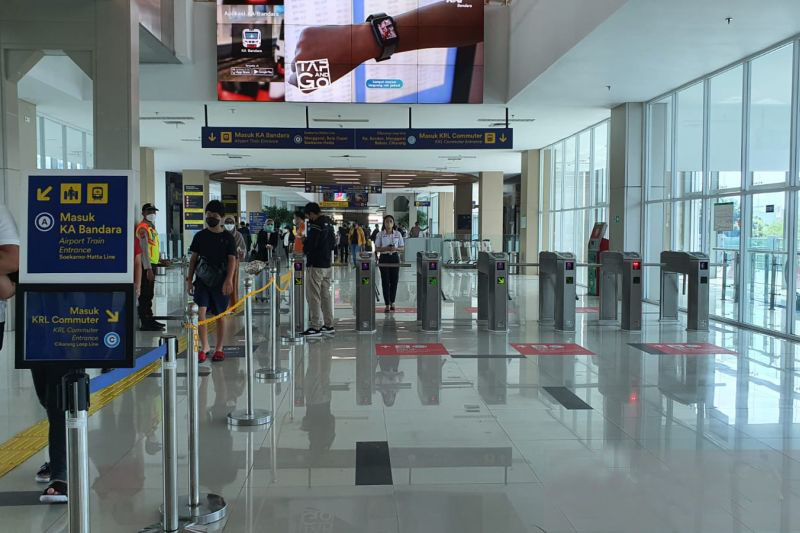Stasiun BNI City mulai uji coba layani naik dan turun penumpang KRL
