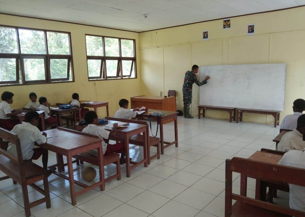 Cerdaskan anak bangsa, Satgas Yonif 126/KC perkuat tenaga pendidik di perbatasan Papua Cerdaskan anak bangsa, Satgas Yonif 126/KC perkuat tenaga pendidik di perbatasan Papua