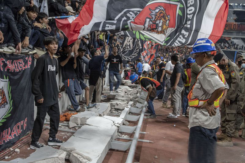 Anies duga pagar tribun JIS roboh karena semangat Jakmania Anies duga pagar tribun JIS roboh karena semangat Jakmania