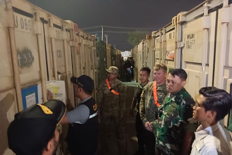 Kontainer senjata di Pelabuhan Panjang untuk latihan Garuda Shield