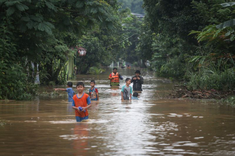 Hujan disertai petir dan angin landa sebagian Jakarta hari Minggu Hujan disertai petir dan angin landa sebagian Jakarta hari Minggu