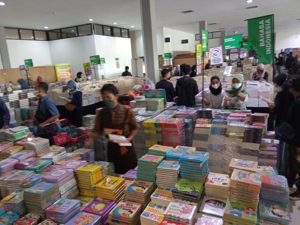 Warga buru beragam buku di bazar Big Bad Wolf Books di Bandara Adisutjipto Warga buru beragam buku di bazar Big Bad Wolf Books di Bandara Adisutjipto