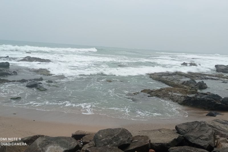 BPBD imbau wisatawan tidak berenang di Perairan Banten Selatan