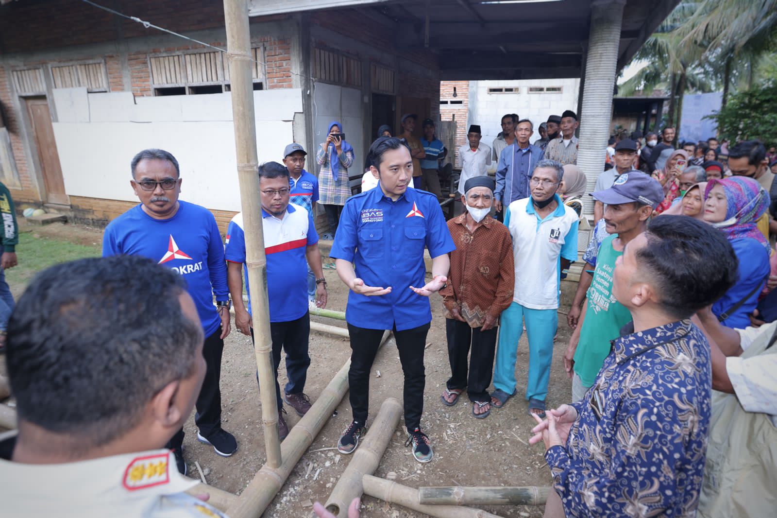 Ibas dukung perajin bambu Pacitan berkembang Ibas dukung perajin bambu Pacitan berkembang