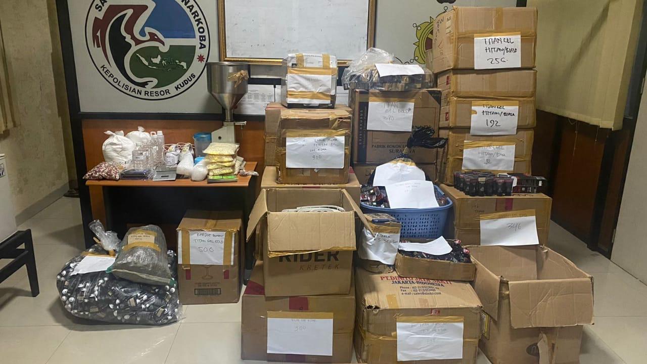 39 ribu butir obat kuat ilegal produksi rumahan diamankan Sat Narkoba Polres Kudus 39 ribu butir obat kuat ilegal produksi rumahan diamankan Sat Narkoba Polres Kudus