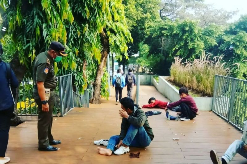Pemprov DKI batasi aktivitas remaja SCBD hingga pukul 22.00 WIB Pemprov DKI batasi aktivitas remaja SCBD hingga pukul 22.00 WIB